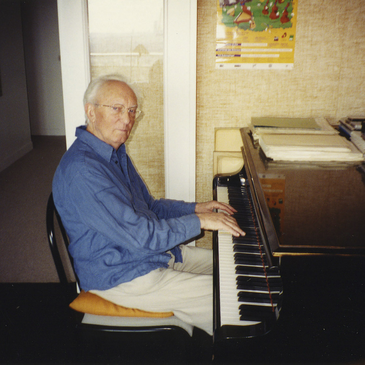 André Popp chez lui au piano