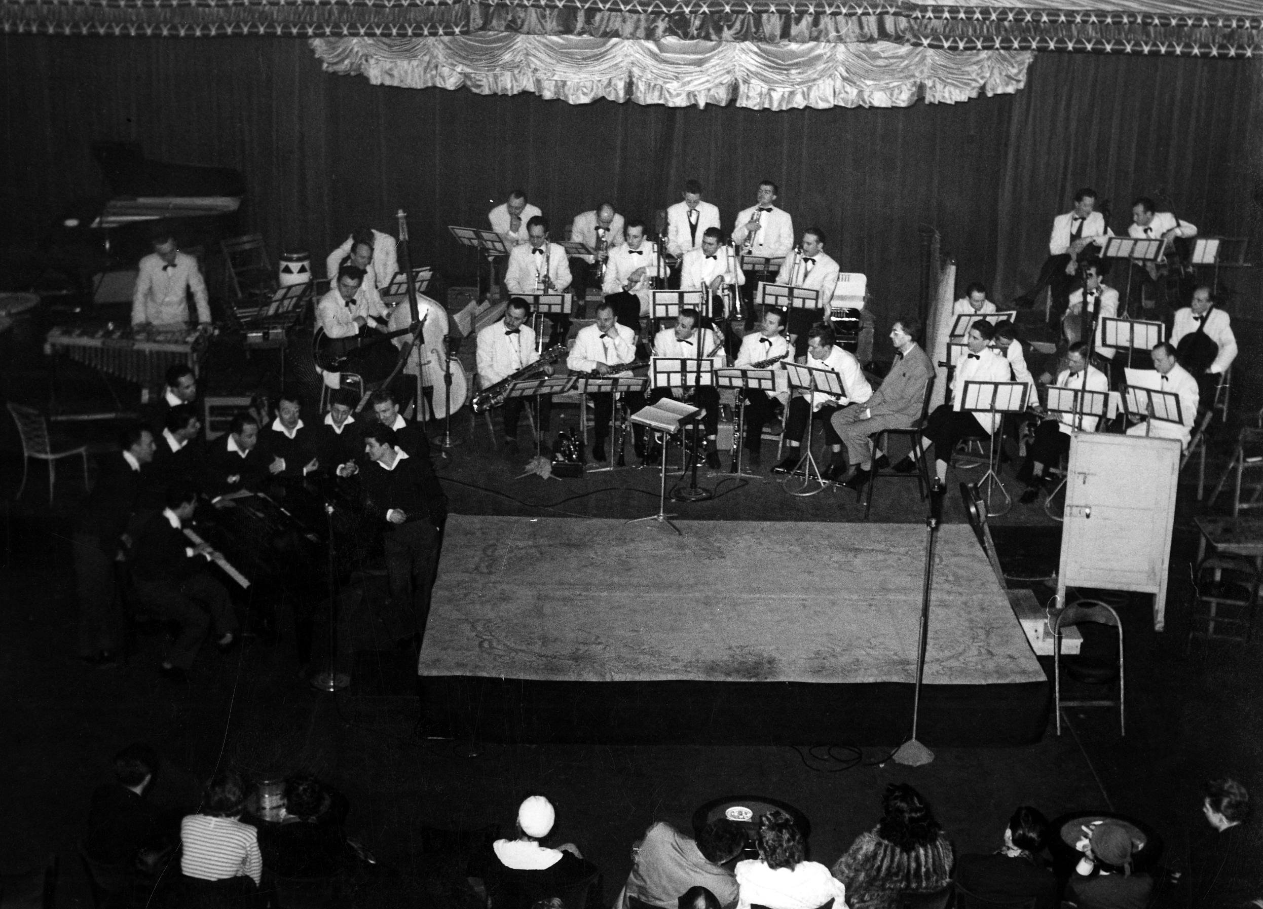 André Popp, l'orchestre de "La bride sur le cou" et Les compagnons de la chanson